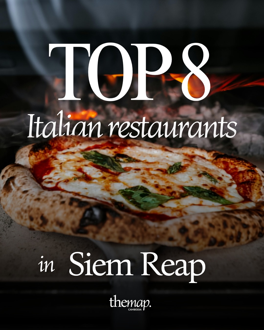 Pizza Margherita au feu de bois avec basilic sortie d'un four en flammes à Siem Reap