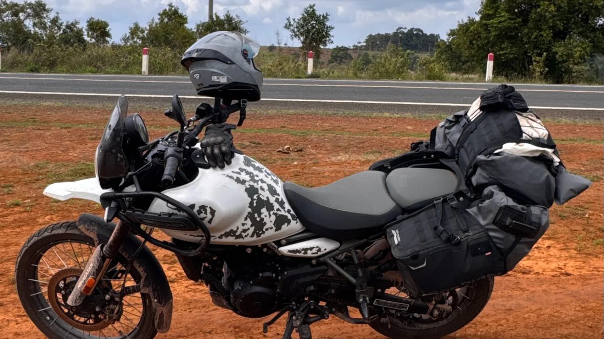 Notre moto chargée sur la terre rouge du Mondulkiri pendant la boucle de 2 500 km