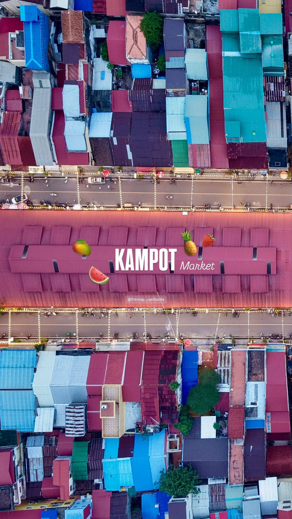 Les toits très colorés du marché de Kampot, au bord de la rivière