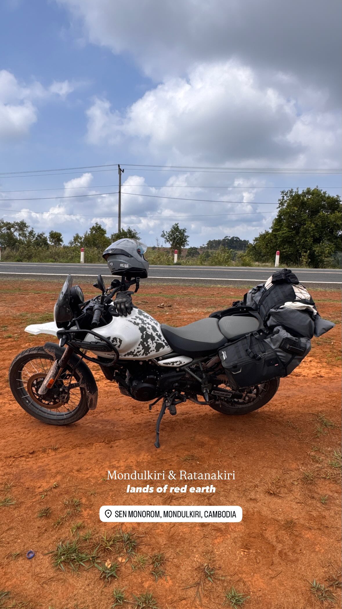 Notre moto chargée sur la terre rouge du Mondulkiri