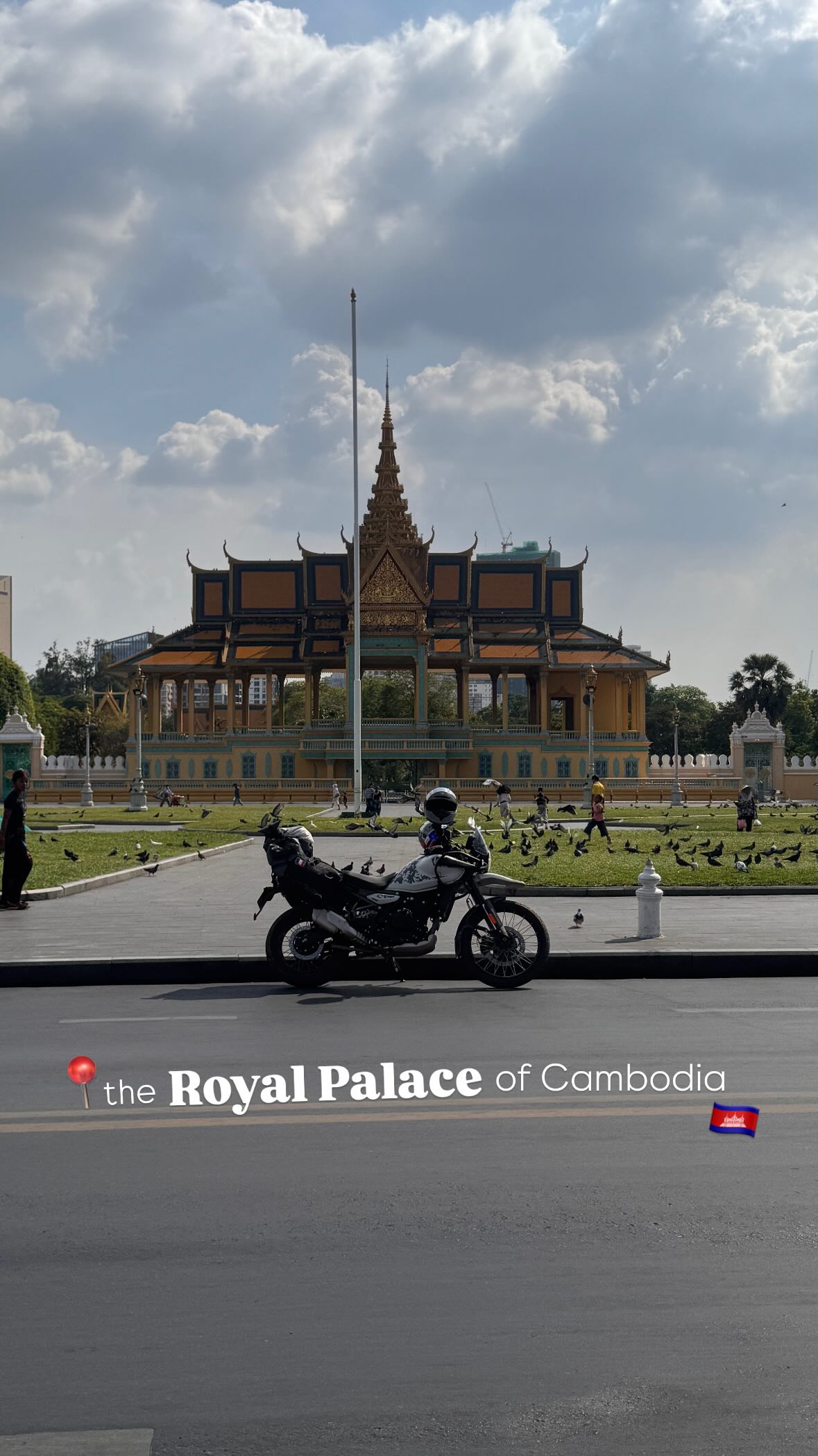 Notre moto devant le Palais royal à Phnom Penh