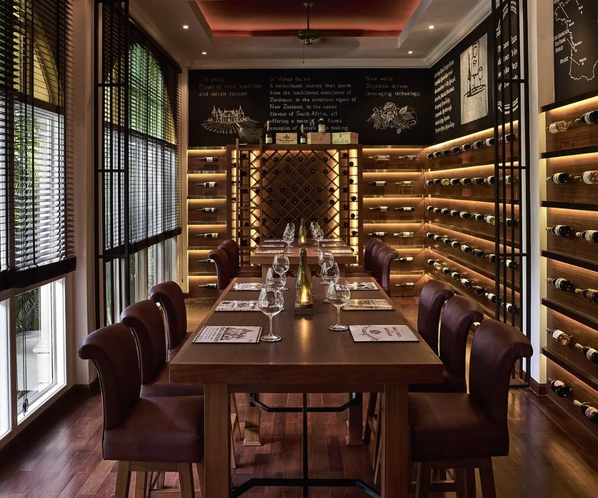 Explorer’s Tales - Champagne Bar