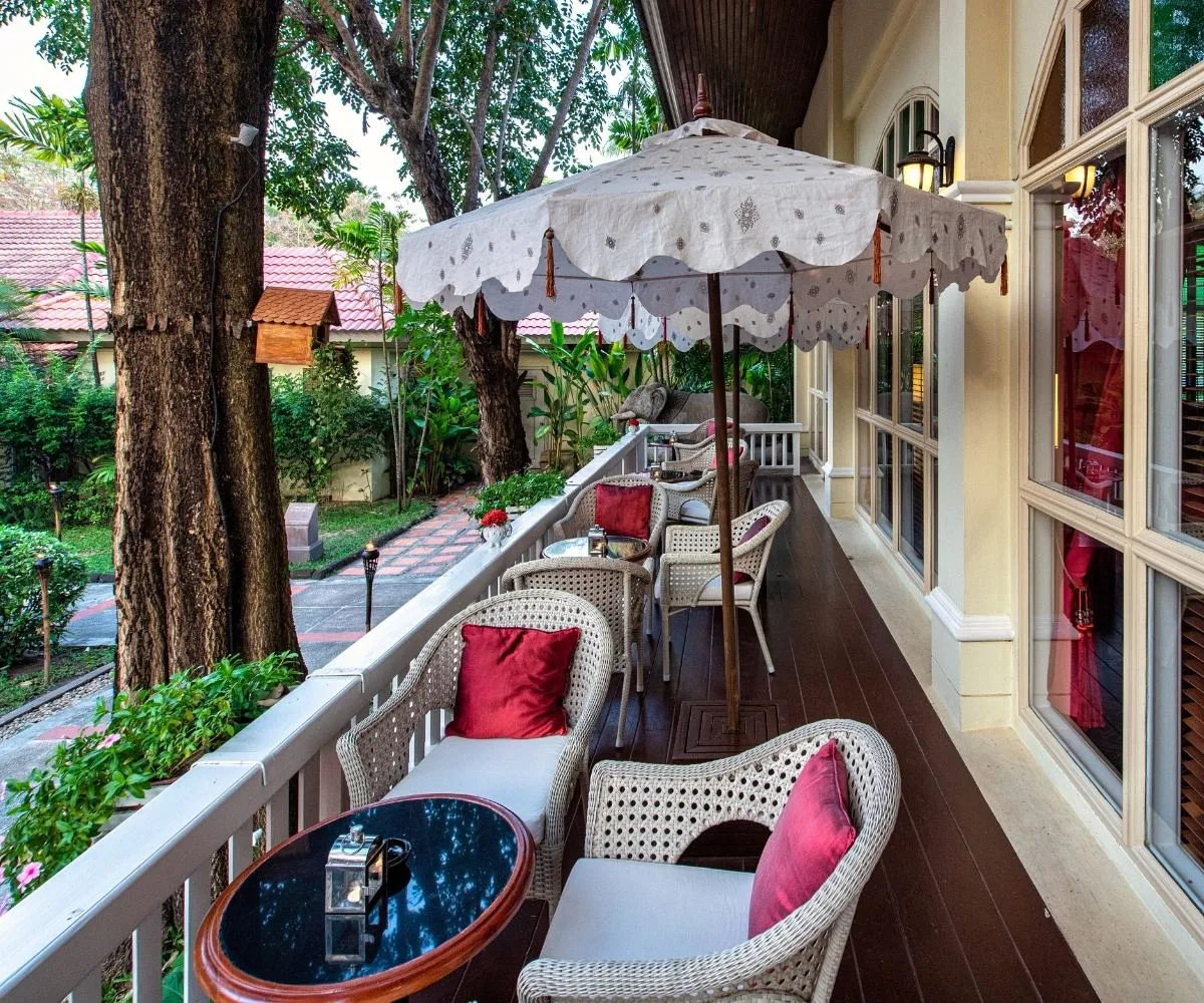 Explorer’s Tales - Champagne Bar
